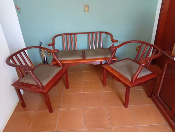 Namoradeira e duas poltronas em madeira maciça (mogno) com assentos removíveis e laváveis 