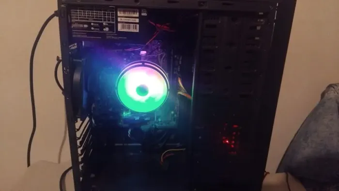 Computador AMD Ryzen 5 2400G com 16 GB de ram