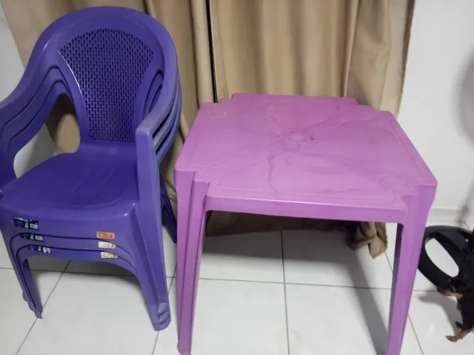 Vendo mesa com três cadeira