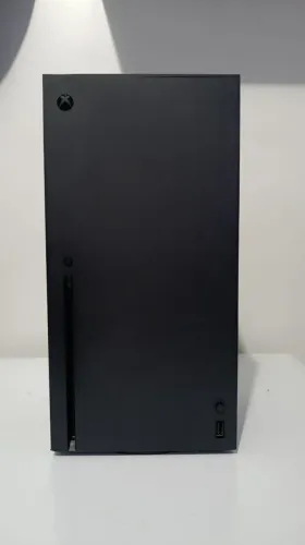 Xbox Series X com um controle e base de carregamento
