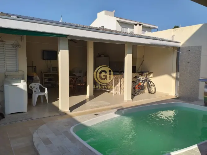 Sobrado no Villa Branca com 3 dormitórios sendo 1 suíte, 4 salas, cozinha planejada, pisci