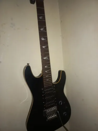 Memphis by Tagima MG-130 preta com ponte Floyd Rose.