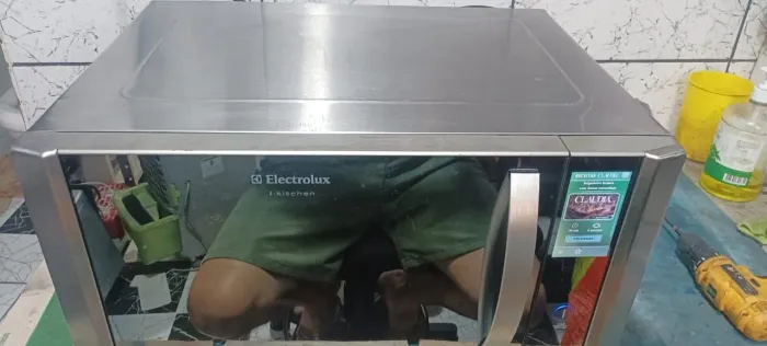 Micro-ondas Electrolux top todo de inox painel digital  