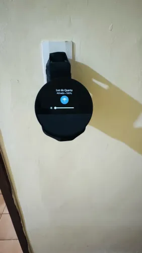 Alexa Echo Spot Geração recente, já com suporte e inclui uma lâmpada inteligente.
