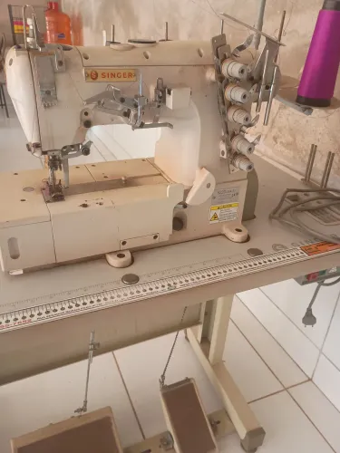 Máquina de costura Galoneira