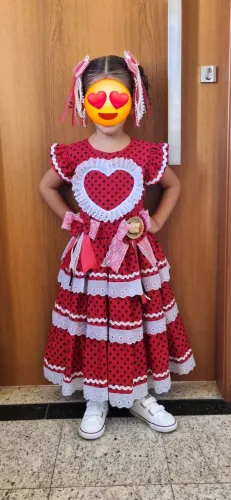Vestido junino vermelho com pois e tiras bordadas.