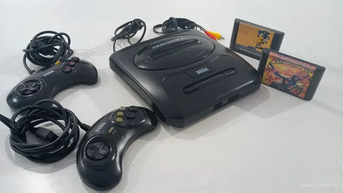 Mega drive + 2 controles + 2 jogos.
