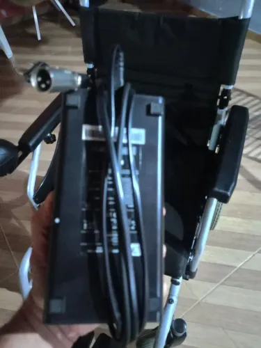 Vendo uma cadeira de rodas motorizada