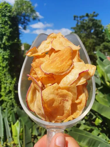 Chips de batata doce ou de aipim salgado