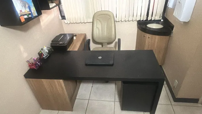 Mesa em L com armário para escritório