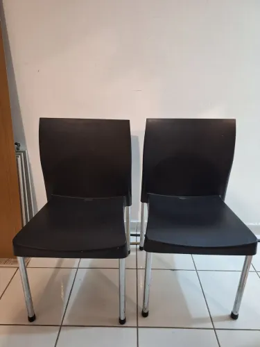 2 cadeiras de plástico preta resistente