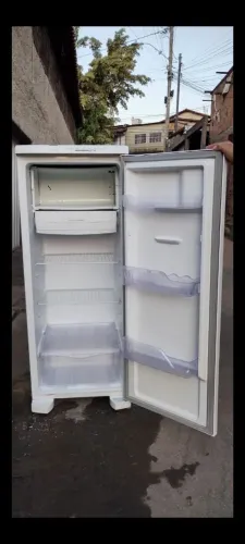 Geladeira Electrolux re31 240L Ótima