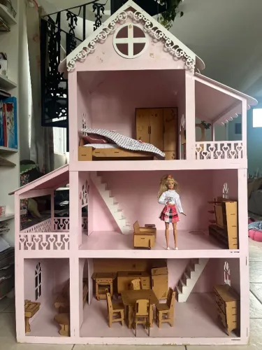 Casa da Barbie de MDF toda mobiliada de 1,3m de altura