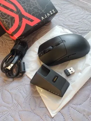 Mouse gamer RGB com dock de carregamento