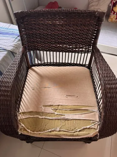 Vendo uma mesa com 5 cadeiras + duas poltronas e três banquetas 
