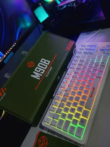 Teclado gamer TGT M90B Rainbow novo