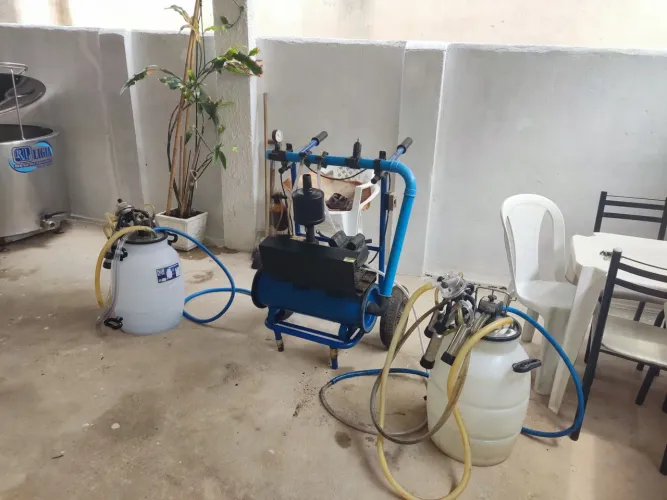 Vendo ou troco ordenhadeira de dois conjuntos. Produto usado, revisado e funcionando.