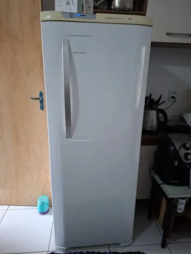 <br> Estamos vendendo nossa  *GELADEIRA Electrolux RFE38 323L FROST FREE*