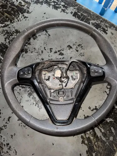 Volante Ford Ka original de 2015 a 2021, apresentando acabamento em Black Piano e comandos