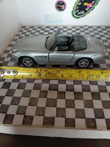 Miniatura BMW z8 com pequenas avarias mede 13 cm 