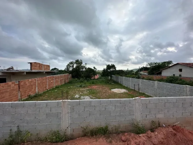 Terreno murado e regularizado em Jaconé
