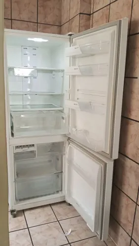 Vende-se essa linda geladeira única dona nunca dado defeito 