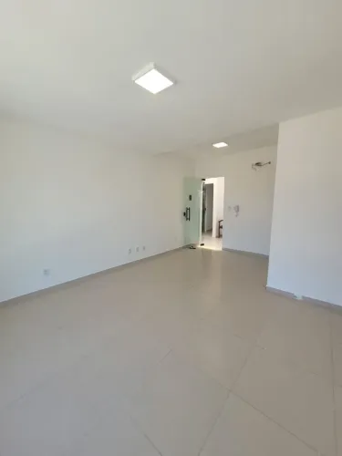 Sala comercial nova muito iluminada 