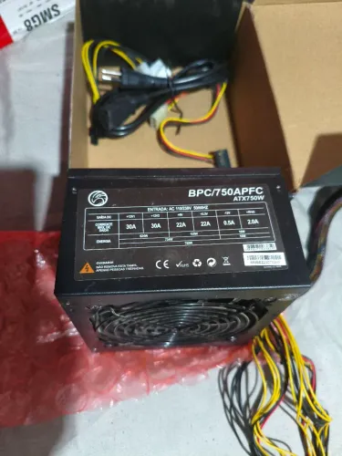 Fonte ATX 750 W em ótimo estado
