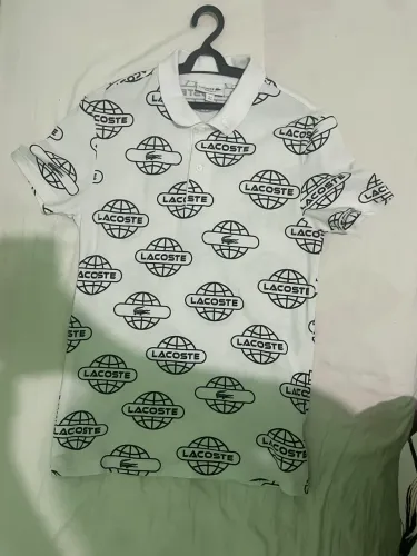 Polo da Lacoste com estampa em globo