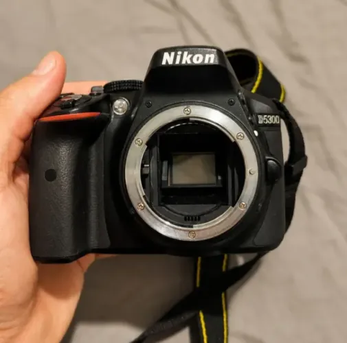 Corpo Câmera DSLR Nikon D5300 + Acessórios (bag, kit de limpeza e leitor de sd)