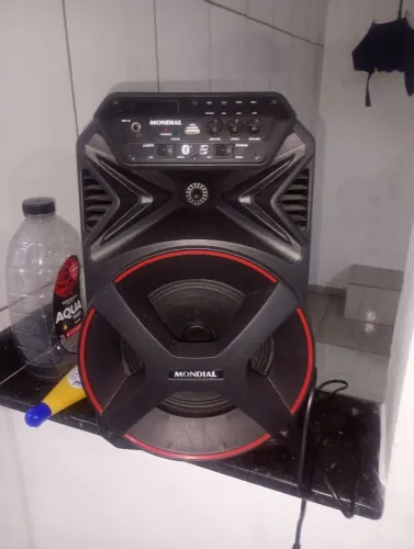 Vendo caixa de som mundial com led