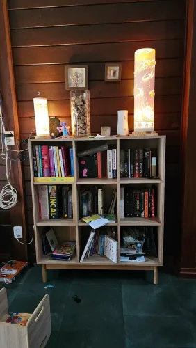 Estante de livros casavee