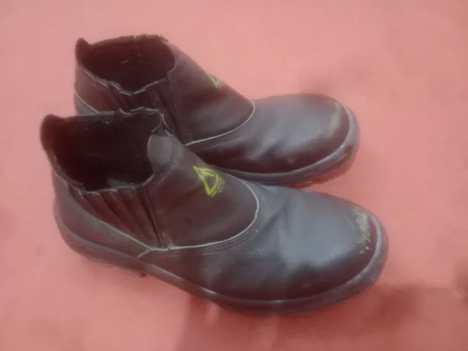 Vendo 1 bota semi nova