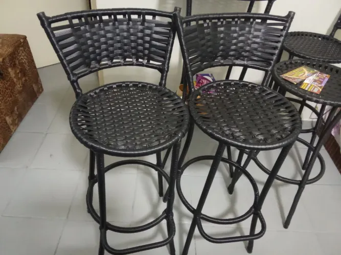 Kit 4 cadeira banquetas com mesa fibras trançadas