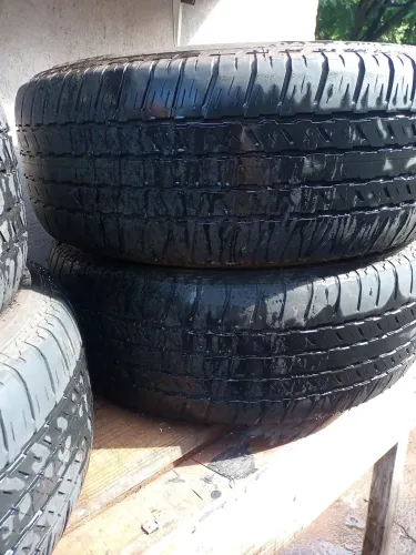 Vendo 4 pneus aro 18 pra camionete vans valor 450 os 4 pneus
