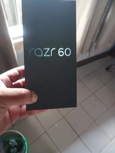 Vendo celular Motorola Razr 60 com nota fiscal