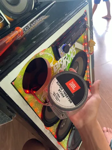 Caixa de som automotivo 