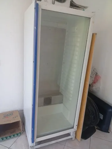 Vendo Refrigerador Expositor Vertical R$ 600,00 (Motor com problema), prateleiras de 