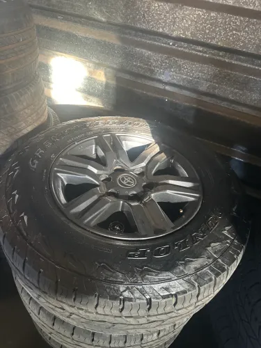 Roda aro 17 Hilux original com pneus $ 5200 WhatsApp *