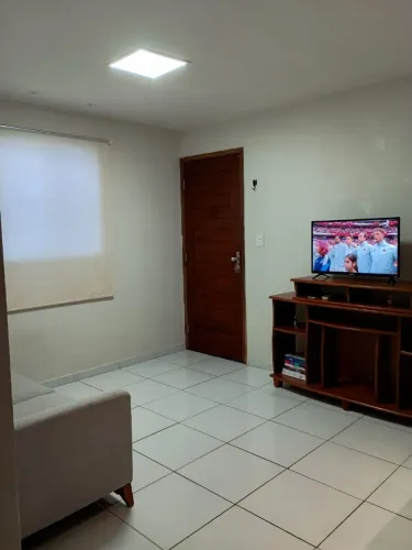 Alugo apartamento semi mobiliado, garagem coberta, muito amplo, agradável e ambiente famil