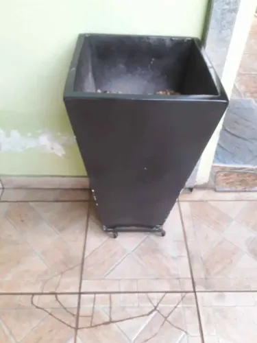 vaso grande de cimento com suporte de rodinha acompanha as cascas