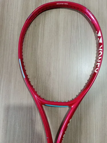 Raquete de tênis yonex vcore 98 João Fonseca com gromets novos L3