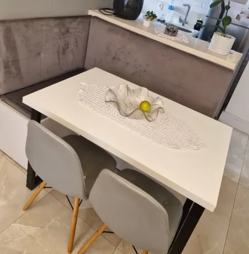 Mesa, sala com 2 cadeiras e cantoneira