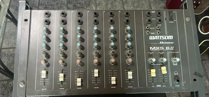 Mesa de som com amplificador 