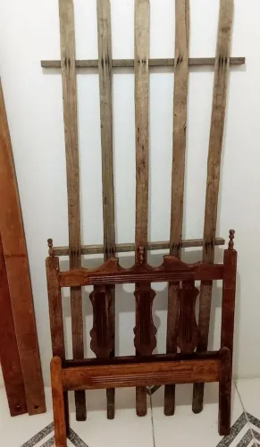 Vendes-se cama de solteiro toda boa só precisa envernizar