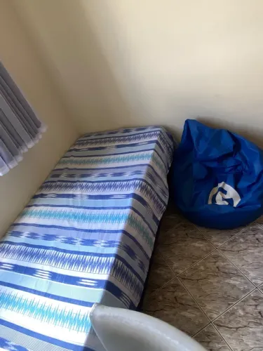 Base box+colchão ortopédico+3 jogos de cama+capa de colchão cinza+puff azul