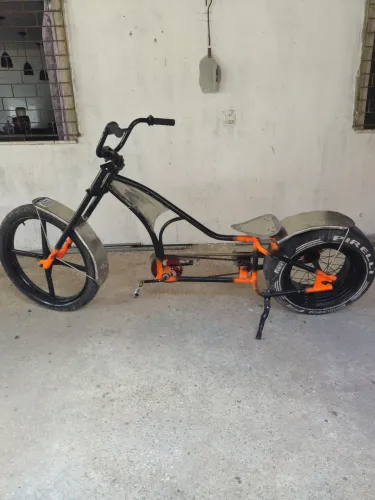 Bicicleta chopper com peças inox.