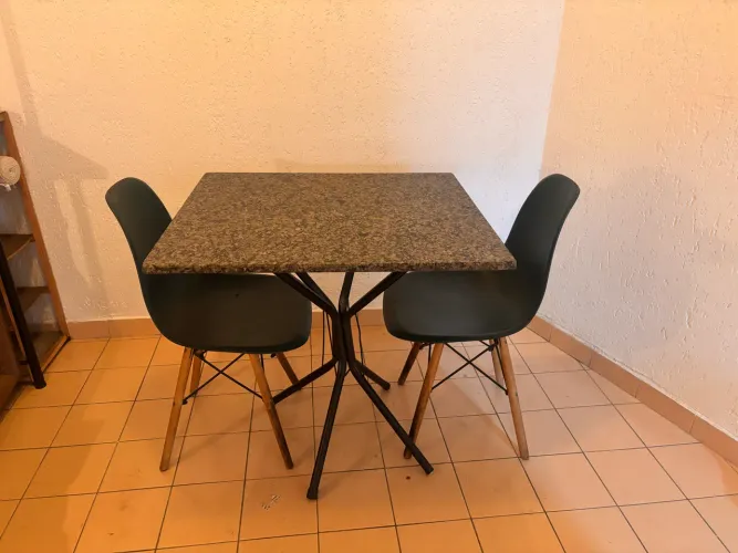 Mesa com tampo de mármore + 2 cadeiras Eiffel