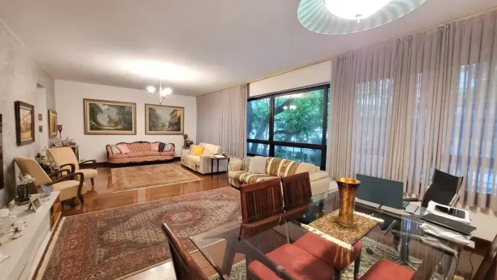 Leblon - Quadra da praia, amplo apartamento com 160m2, oportunidade única