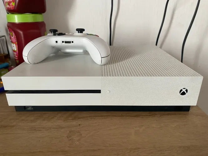 XBOX ONE S 512gb COM COLEÇÃO DE FIFA ENTRE OUTROS JOGOS